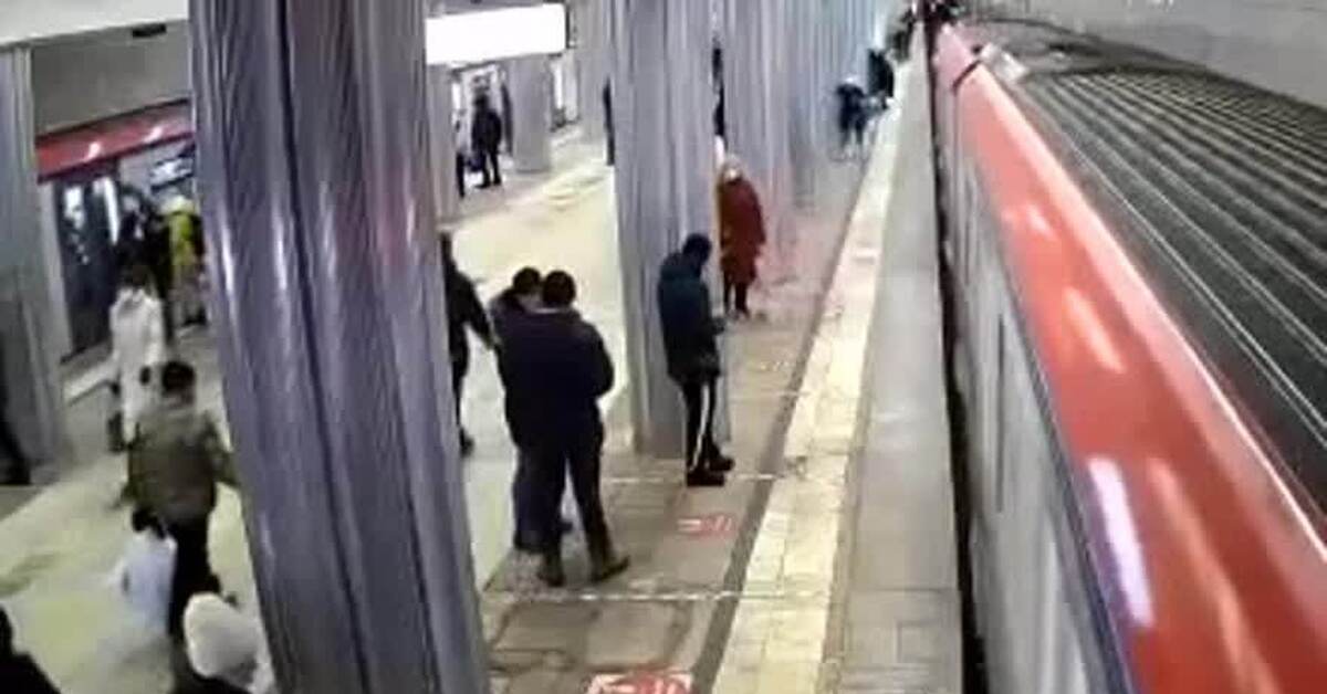 Кинул в метро. В Москве в метро прыгнул под поезд. Прыгнул под поезд на станции метро Октябрьское поле. На станции метро улица 1905 года девушка прыгнула под поезд.