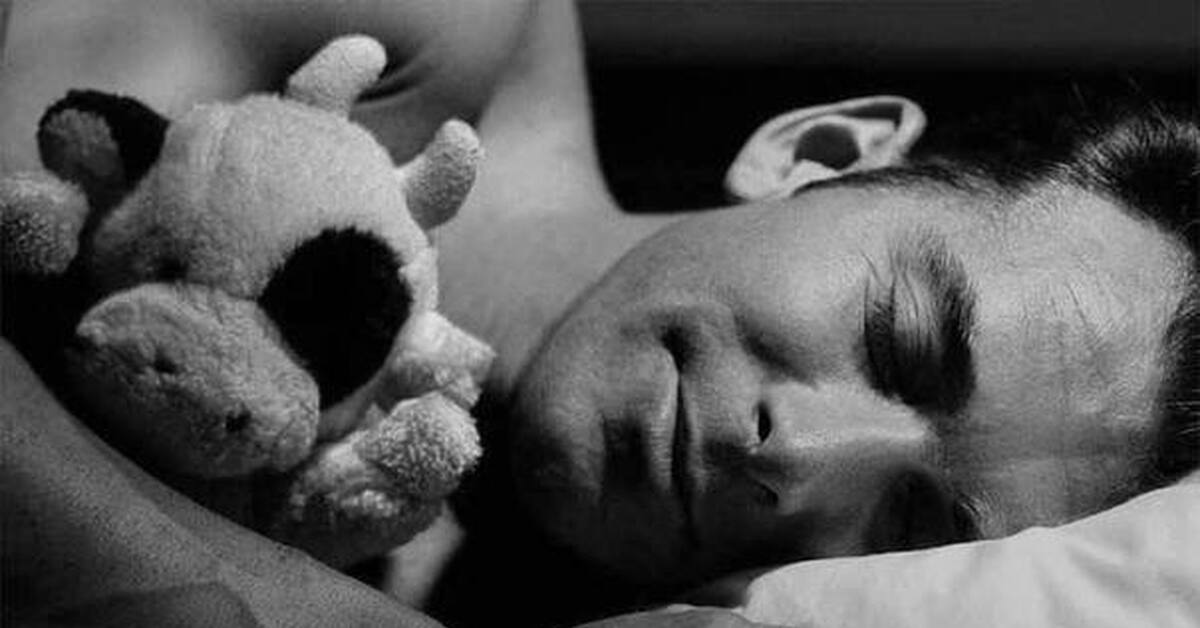 Мужчина с которым я сплю. Мужчина с которым я сплю. Здоровый сон мужчина с девушкой. Мужчина с которым я сплю. Спящий мужчина.