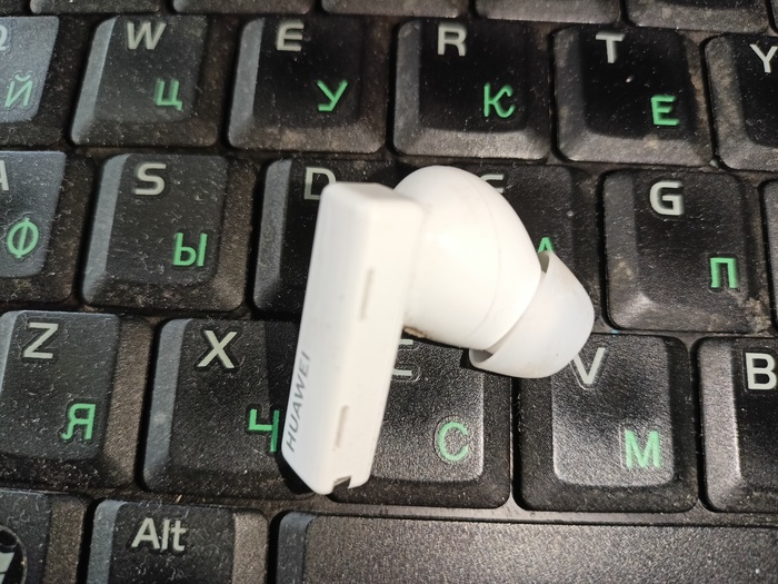 Сколько беспроводных наушников вы потеряли за эту зиму? Зеленоград, 10й мкрн