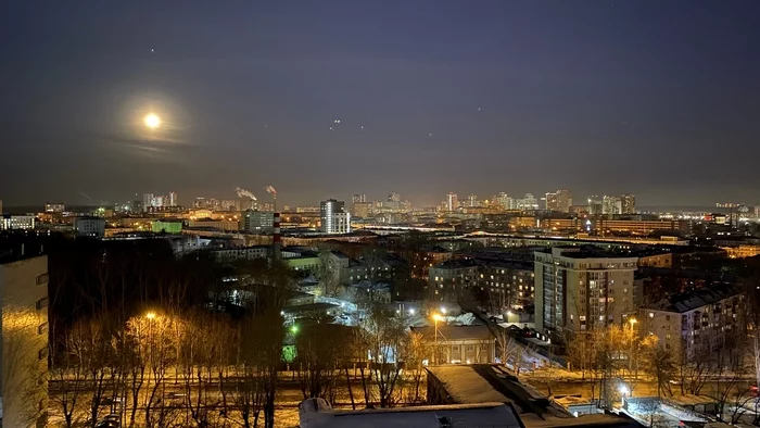 Moonlit evening in Ekb - My, Mobile photography, Yekaterinburg, Night city, moon, 