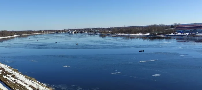 Harsh Kimr anglers - My, Kimry, Russia, Town, Volga river, Mobile photography, A boat, Fishermen, Ice drift, 