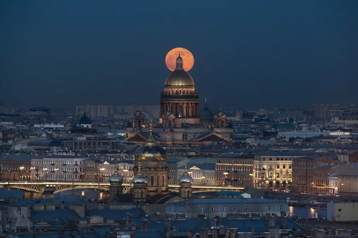 St. Isaac's Cathedral on the background of the moon - My, Saint Isaac's Cathedral, Saint Petersburg, The photo, Nikon, Tamron, moon, Full moon, Landscape, 