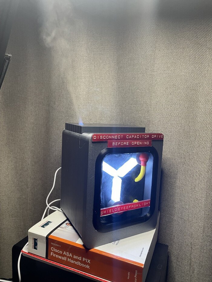 Энергетический флюксуатор из "Назад в будущее"