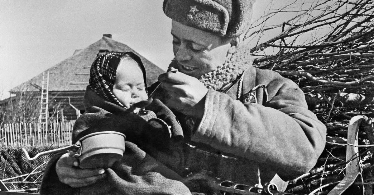 Маленьким детям про войну. Дети войны. Русский солдат с ребенком. Дети солдаты Великой Отечественной войны.