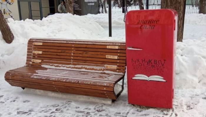 In Chelyabinsk, a red refrigerator was stolen to exchange books before its presentation - news, Ministry of Internal Affairs, Chelyabinsk, Camera, Theft, Project, Video, Soundless, 