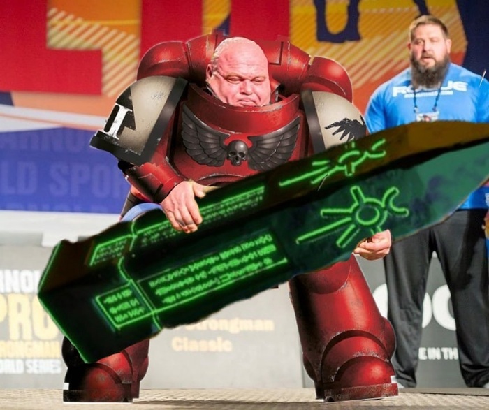 Сорока несёт в дом новый трофей