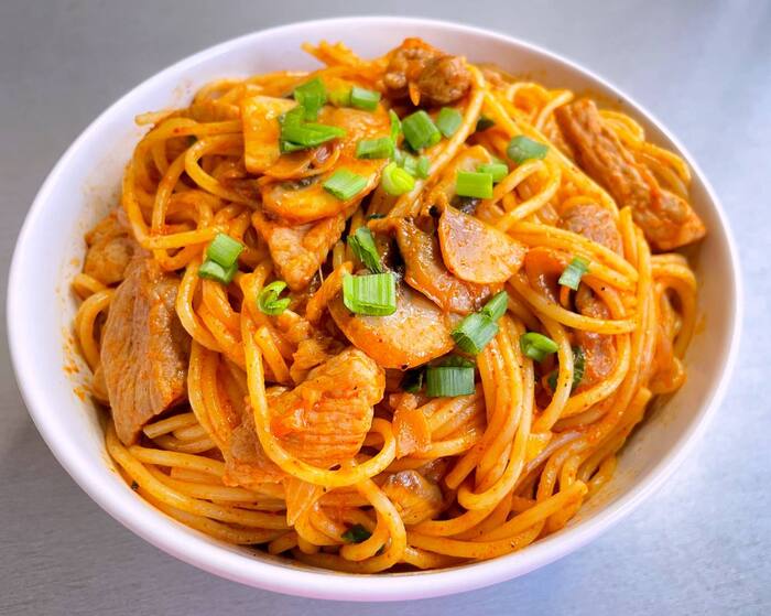 Spaghetti with meat and kochudian sauce - a recipe for delicious spaghetti in Korean style - My, Cooking, Preparation, Recipe, Video recipe, Dinner, Dinner, Spaghetti, Paste, Noodles, Spicy sauce, Korean food, At home, Meat, Meat eaters, Mushrooms, Champignon, Appetizing, Spicy, Sauce, Video, Youtube, Longpost, 