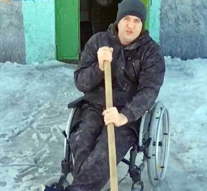 Инвалид-колясочник из Башкирии вынужден сам расчищать снег, из-за отсутствия дворников