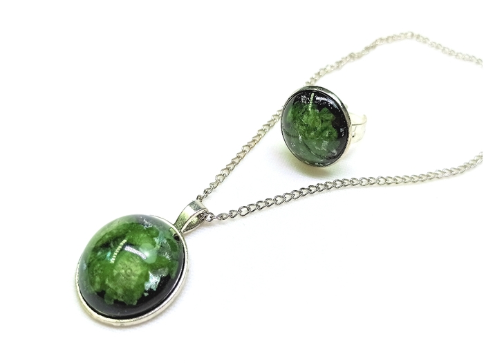 Кулон и кольцо из эпоксидной смолы на металлической основе