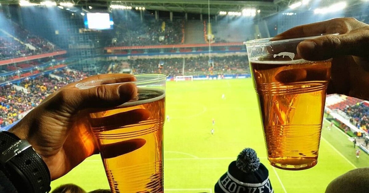 Пиво на стадионах. Пиво на стадионах 2022 ЧМ. Пиво на стадионе. Пиво под футбол. Пиво футбол стадион.