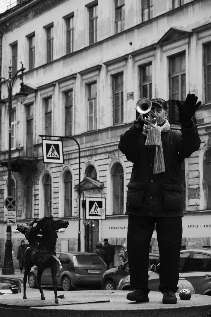 St. Petersburg trumpeter - My, The photo, Snow, The park, Russia, Saint Petersburg, Music, Street musicians, Black and white, Fujifilm