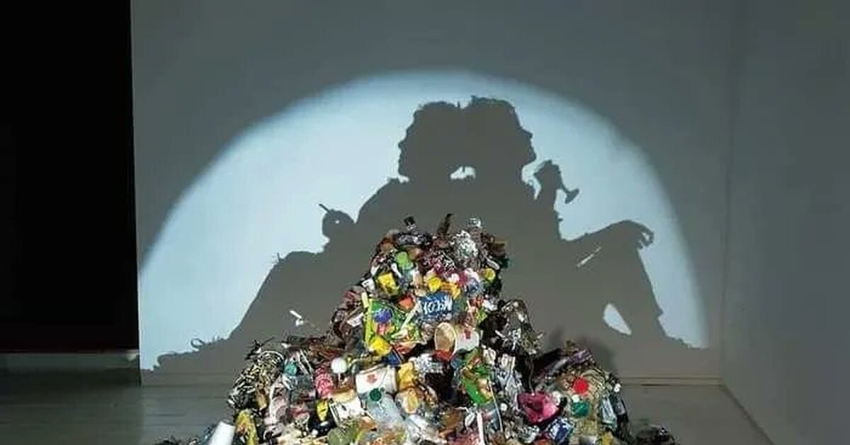 Как стать мусором. Как стать мусором. Одежда из переработанного пластика. Мусорные баки на участке. Мусорные баки на улице.