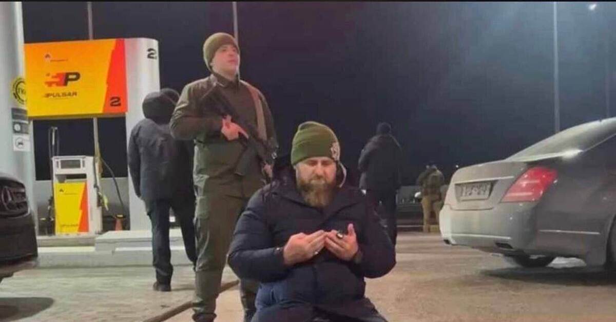 Кадыров намаз. Кадыров молится в Мариуполе. Рамзан Кадыров молится. Кадыров в Мариуполе. Кадыров на заправке Роснефть.