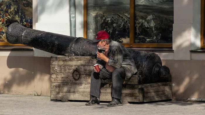 Coffee and cigarettes - My, Street photography, The photo, Evpatoria, Crimea, A gun, People, Beginning photographer, Portrait, Coffee, Cigarettes