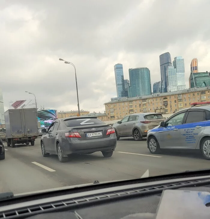 The driver with Ukrainian license plates sealed the coat of arms with tape and glued the letter Z to the glass. Moscow City Center - Politics, Russia, Moscow, Ukrainians, Social networks, Society, Z and V symbols, Driver, Auto