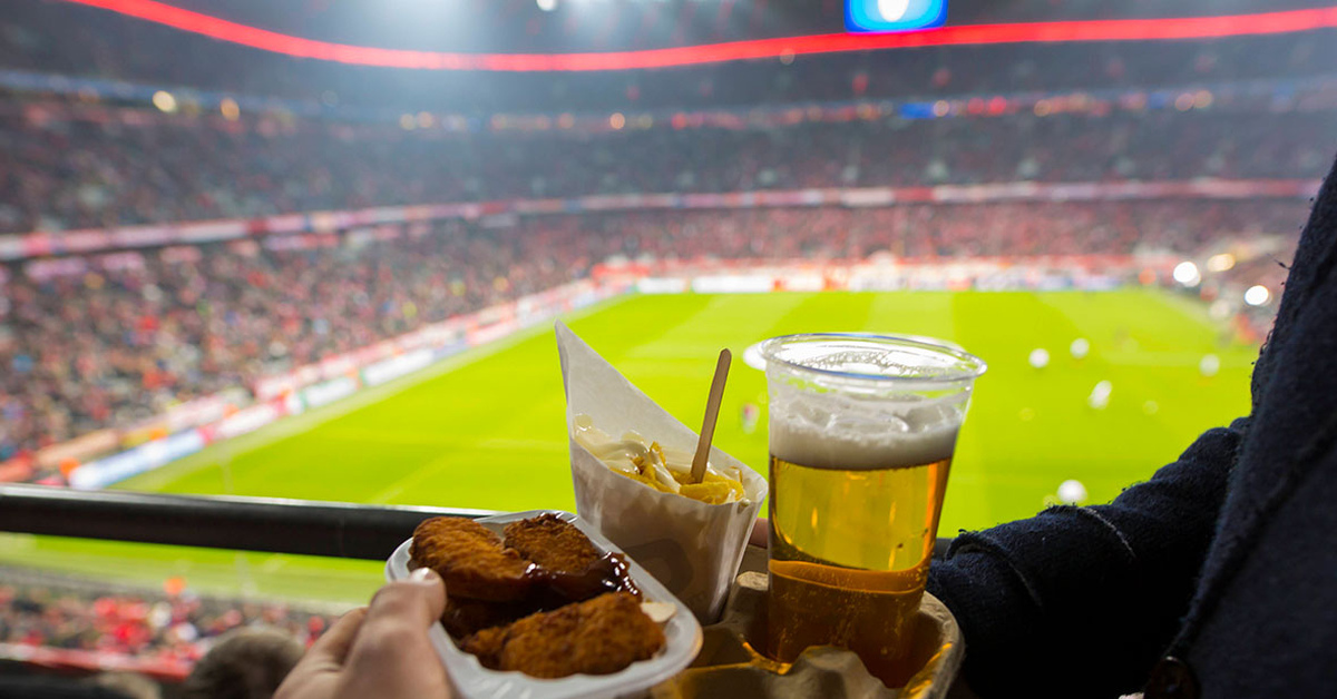 Пиво на стадионах. Пиво на стадионе. Еда на стадионе. Болельщики с пивом на стадионе. Пиво футбол стадион.