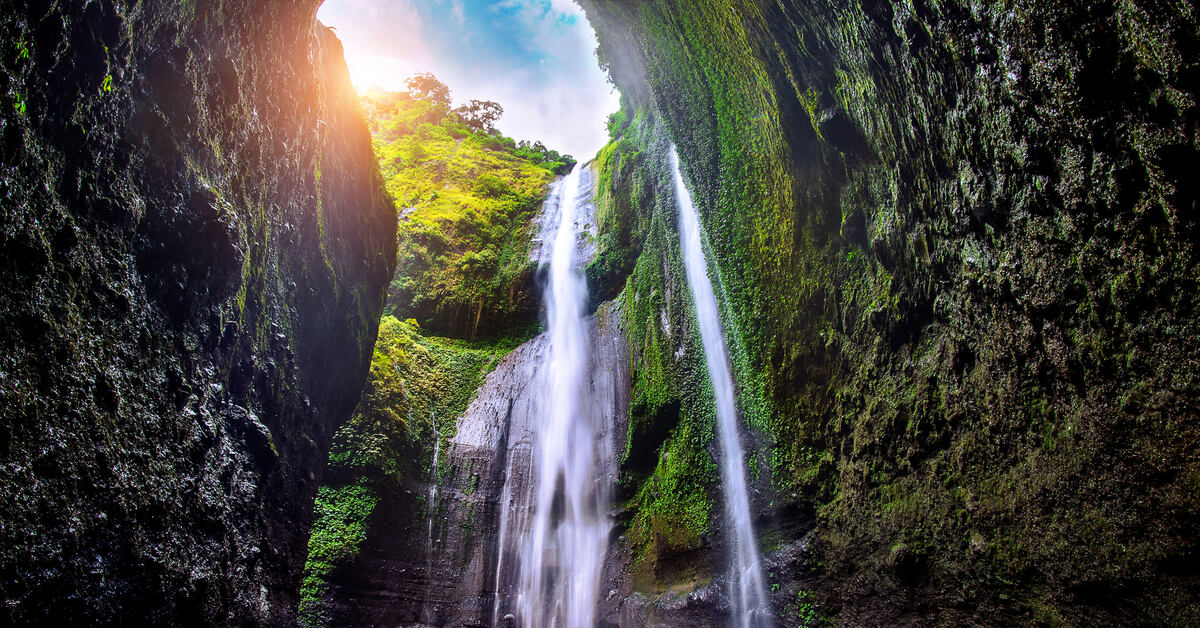Водопады для туристов. Madakaripura Waterfall. Водопады в Португалии. Индонезия водопады. Водопад из скалы.