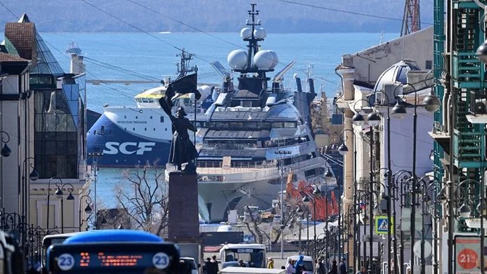 Managed to hide in the Bay of the Golden Horn - Sanctions, Yacht, Vladivostok, A crisis, 