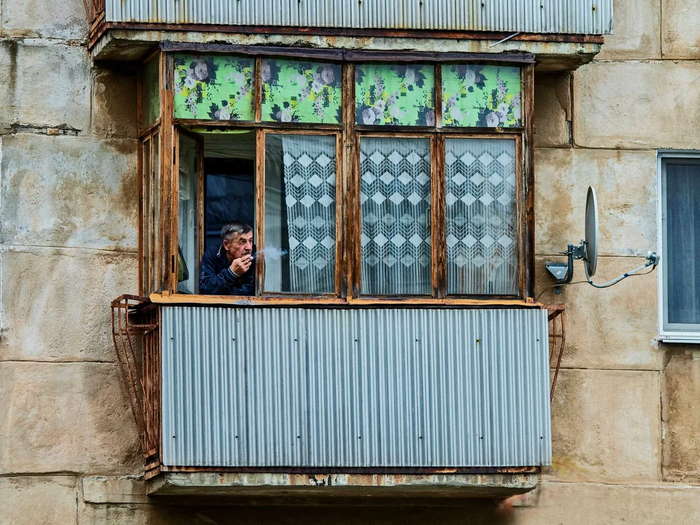 Сосед с балкона напротив