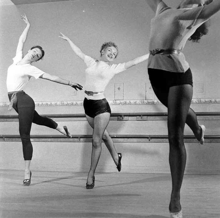 Hollywood Dance School, 1949
 - Dance School, Hollywood, Girls, USA, Retro, The photo, Marilyn Monroe, Story, 20th century, 