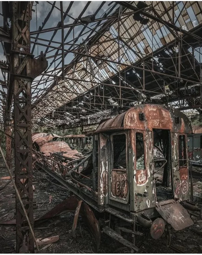 Abandoned railway depot in Budapest - A train, Locomotive, Depot, Abandoned, Devastation, The photo, Budapest, Hungary, Longpost, Railway, 