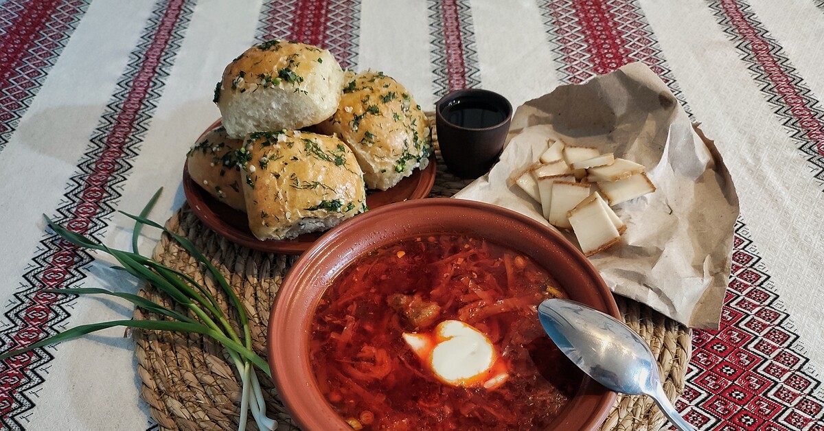 Борщ с пампушками. Еда борщ с пампушками картина. Борщ салом с пампушками при свечах. Блюдо борщ с пампушками салом и чесноком  без фона.