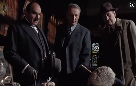 Вопрос по сюжету серии Пуаро - Смерть лорда Эджвера