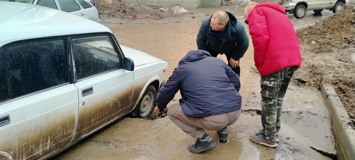 Асфальт в Саратове суров и коварен. Или первого апреля асфальту я не верю - Моё, Асфальт, Помощь, Засада, Видео, YouTube, Длиннопост, 