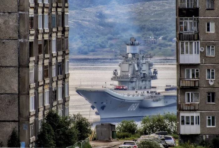 Североморск - Североморск, Мурманская область, Кольский полуостров, Путешествие по России, Вид из окна, Баренцево море, Фотография, Авианосец, 