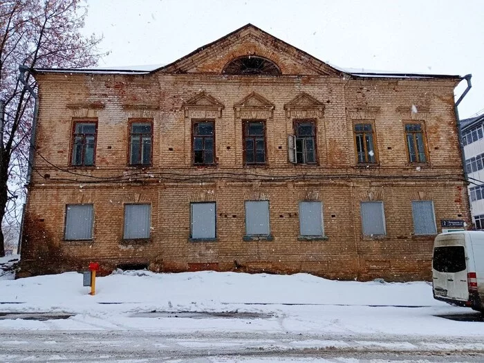 House of Society Mazut (Kazan, Furriers, 2) - Architecture, Monument, Town, Kazan, sights, House, Mansion, Architectural monument, Walk, City walk, Hiking, Spring, Yellow, Sky, Museum, Longpost, 