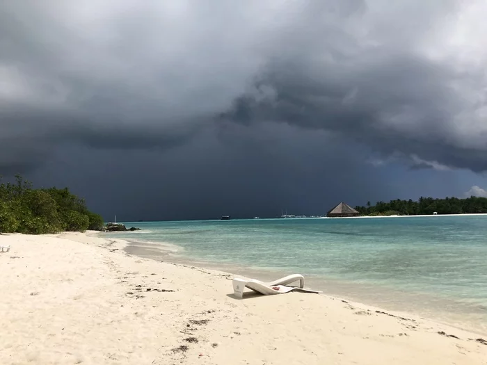 Thunderstorm on the coast - My, Thunderstorm, Element, Weather, Hurricane, Rain, Maldives, 