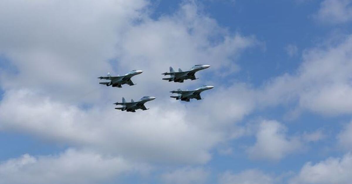 Несколько самолетов в небе. Самолет военный. Военные самолеты в небе. Впенные самолёты в небе. Самолет в небе.