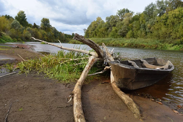 Docked - My, Nature, River, The nature of Russia, beauty of nature, Landscape, Ch60, Nikon, Nikon d3400, Autumn, Water, A boat, The photo, 