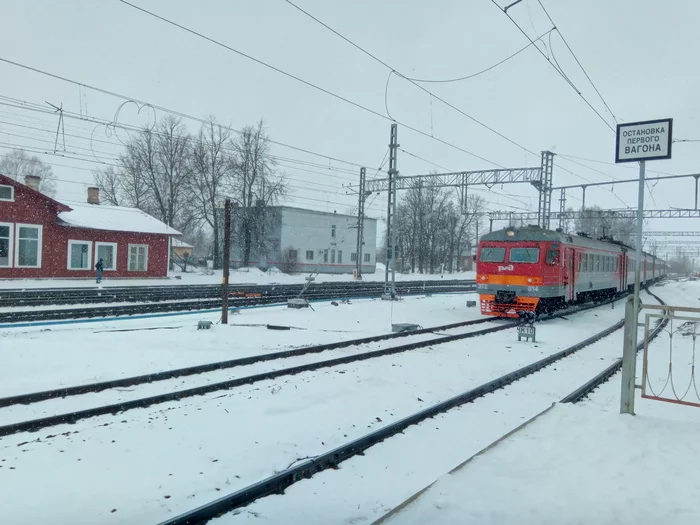 Spring winter at siverskaya station and ET2M-046 electric train named after Cadets - Kirilovtsev - My, Siversky, Railway, Train, A train, Station, Photo on sneaker, Longpost, 