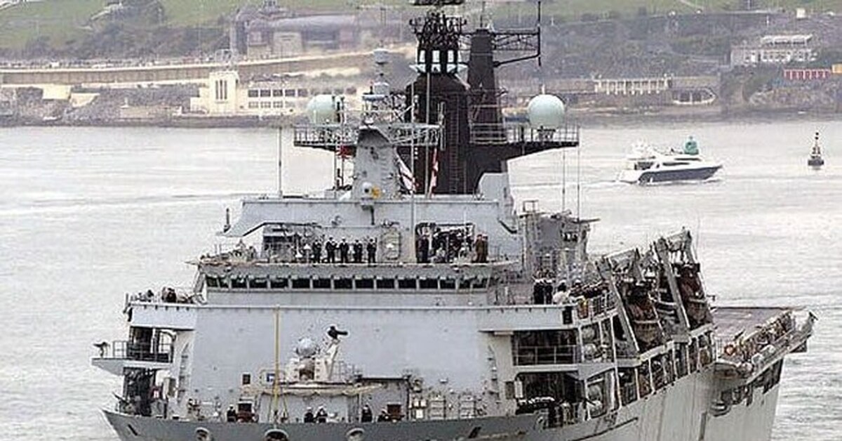 Украли корабль. Огромный военный корабль. База ВМФ Англии. Русский военный корабль. Великобритания корабль.