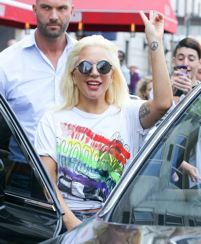 Lady Gaga actively supports LGBT movements and even often dresses in the colors of their flag. - The americans, Artist, LGBT, Liberty, Lady Gaga, Stars, Longpost