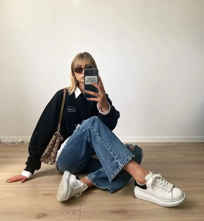 Oliwija Ninewicz - Young woman, The photo, beauty, Long hair, Blonde, Youtuber, Bloggers, Instagrammers, Jeans, Sneakers, Ankle, Ankles