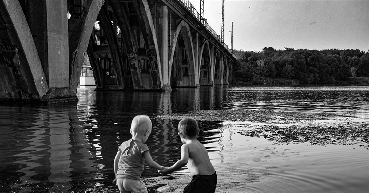 Город ушедшего детства. Детство уходит. Фотосессия детство ушло. Детство уходит картинки. Потеряли детство.