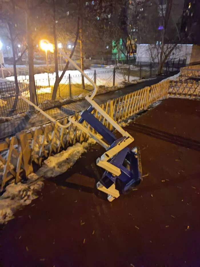 At night, on Ussuriyskaya Street, young people broke a street simulator - Moscow, Vandalism, Playground, Longpost, Training apparatus, Negative, news