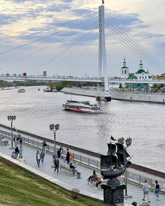 View of the cable-stayed bridge and the embankment of the Tura River in Tyumen - Tyumen, The photo, Cable-stayed bridge, Bridge of Lovers