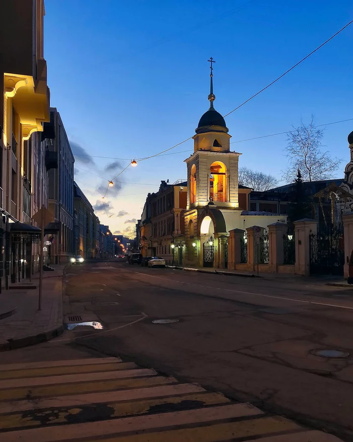 Baltschug at dawn - My, Mobile photography, Amateur photography, dawn, Bell tower, Moscow, The street