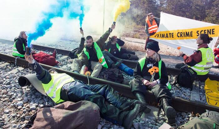 In Finland, activists tried to block an Estonian train with Russian coal - Politics, Business, Finland, Estonia, Greenpeace, Translated by myself