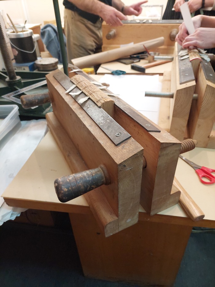 КАК СТАТЬ РЕСТАВРАТОРОМ КНИГ