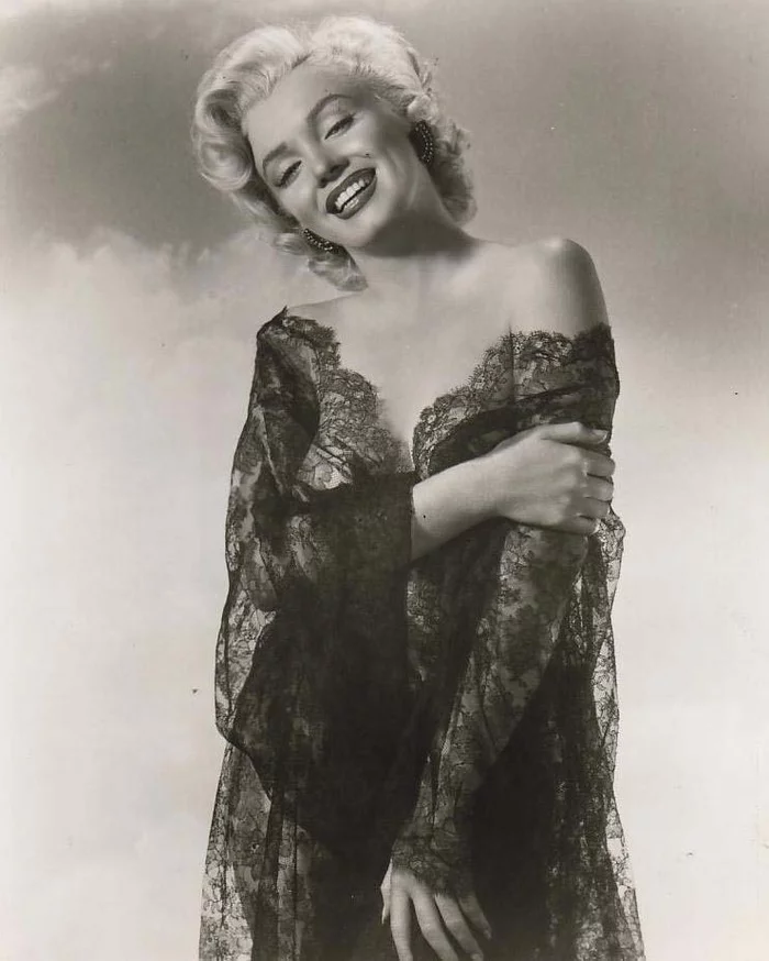 Marilyn Monroe in photographs by Ernest Bacca (VI) Cycle Magnificent Marilyn 971 part - Cycle, Gorgeous, Marilyn Monroe, Actors and actresses, Celebrities, Blonde, Girls, The photo, Old photo, Black and white photo, 1952, Longpost