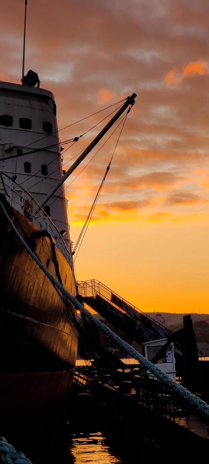 Murmansk Port - My, Murmansk, Ship, Sunset, Mobile photography, The photo, Icebreaker, Longpost
