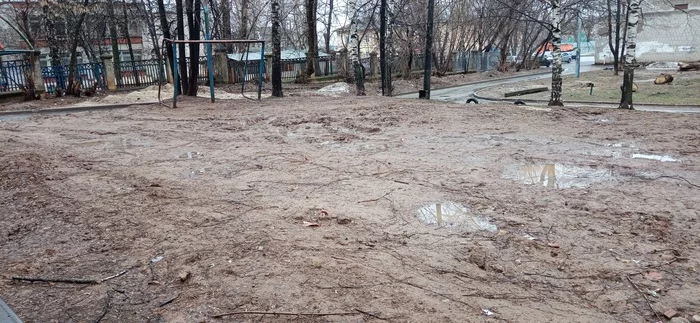 Yard with a tank, really like after a bombing raid - My, Kazan, Courtyard, The street, Mess, Dirt