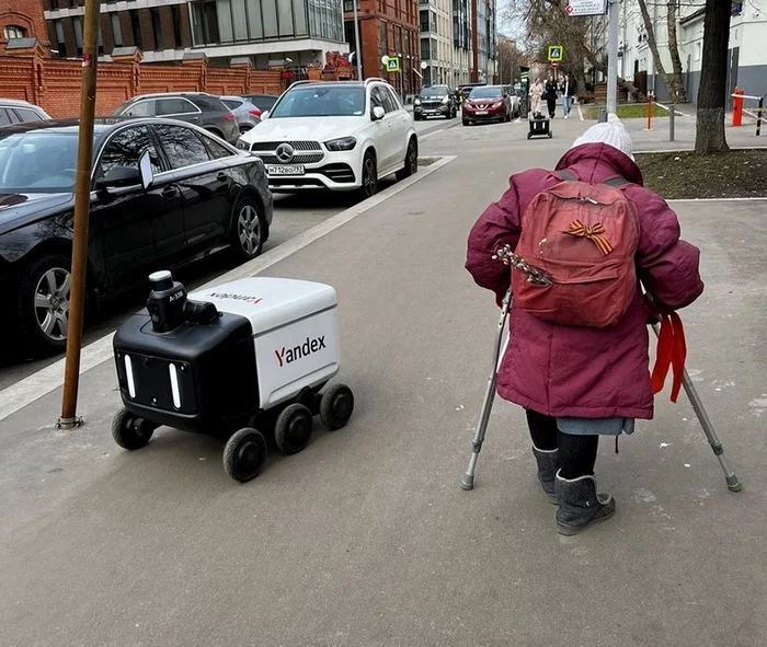 Moscow. Worlds - My, Moscow, Yandex., Grandmother, Robot, Yandex Rover