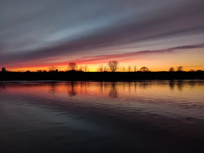 A fire was burning in the skies behind the river. - My, Mobile photography, The photo, Sunset