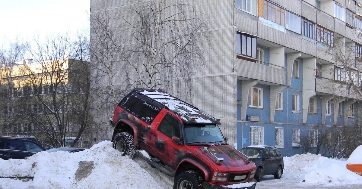 Парковка зимой. Парковка в сугробе. Внедорожник припарковался на сугробе. Джип на парковке.