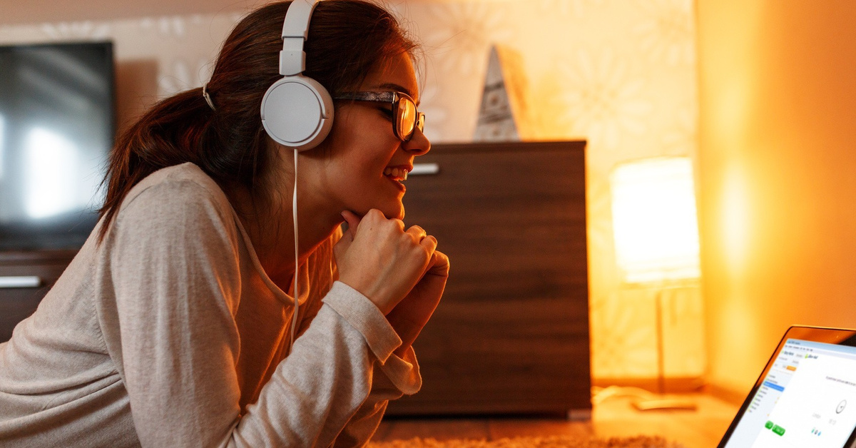 Аудио уроки изучения. 10 Советов для одноклассников. Listen to Music on TV. Why people listen to Music. Слушает звуковые по мессенджеру.